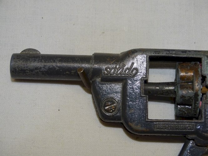 -ANCIEN JOUET SOLIDO en ZAMAC REVOLVER A AMORCES A BARILLET TOURNANT  VITRINE  D
