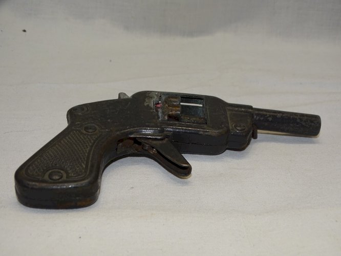 -ANCIEN JOUET SOLIDO en ZAMAC REVOLVER A AMORCES A BARILLET TOURNANT  VITRINE  D