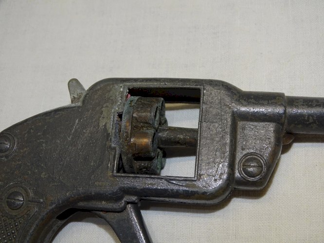 -ANCIEN JOUET SOLIDO en ZAMAC REVOLVER A AMORCES A BARILLET TOURNANT  VITRINE  D