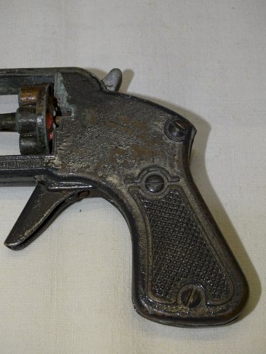-ANCIEN JOUET SOLIDO en ZAMAC REVOLVER A AMORCES A BARILLET TOURNANT  VITRINE  D