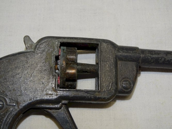 -ANCIEN JOUET SOLIDO en ZAMAC REVOLVER A AMORCES A BARILLET TOURNANT  VITRINE  D