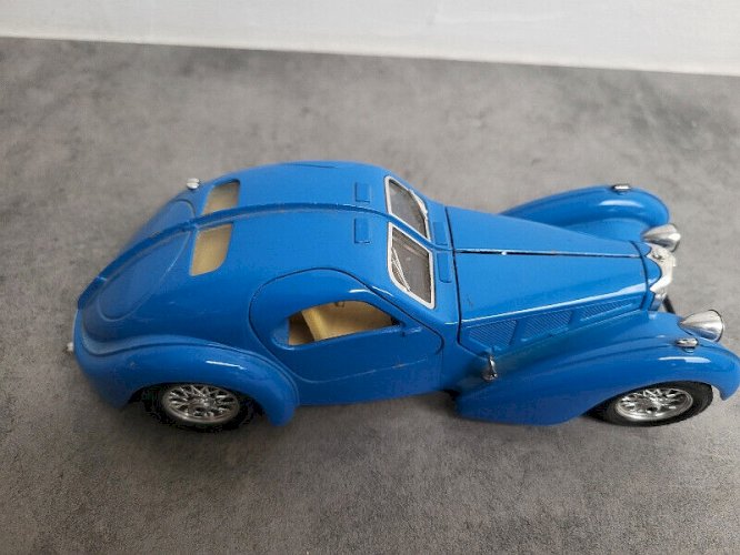 ANCIEN JOUET VOITURE BURAGO BUGATTI ATLANTIC 1936 N° 10