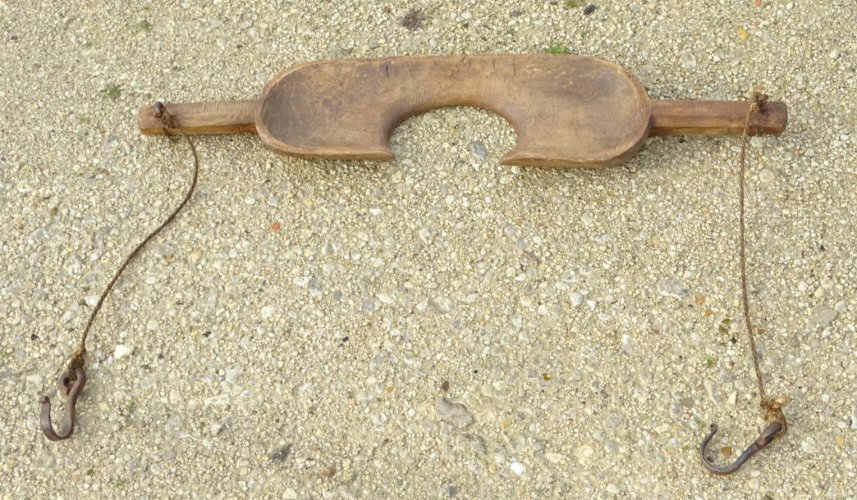 -ANCIEN JOUG D'HOMME PORTEUR D'EAU AVEC SUPERBES CROCHETS FER FORGE   D