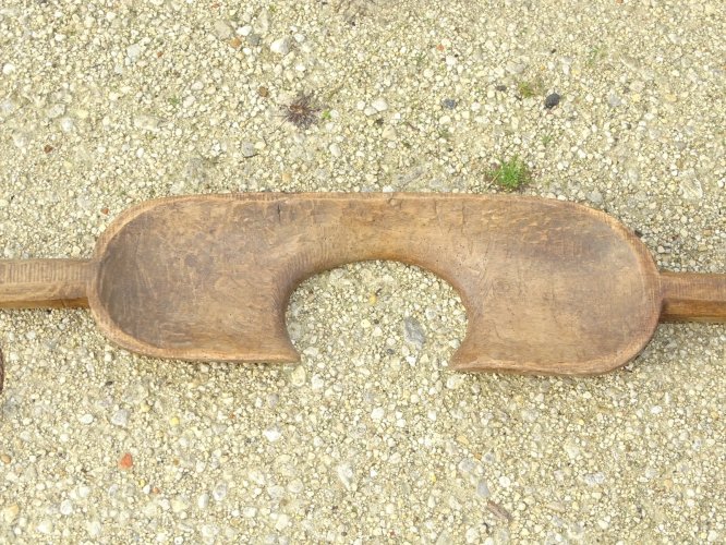 -ANCIEN JOUG D'HOMME PORTEUR D'EAU AVEC SUPERBES CROCHETS FER FORGE   D