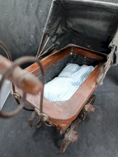 ancien Landau de poupée en bois et rotin Style Victorien en bon etat