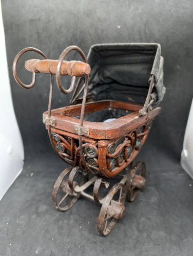 ancien Landau de poupée en bois et rotin Style Victorien en bon etat
