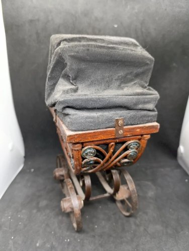 ancien Landau de poupée en bois et rotin Style Victorien en bon etat