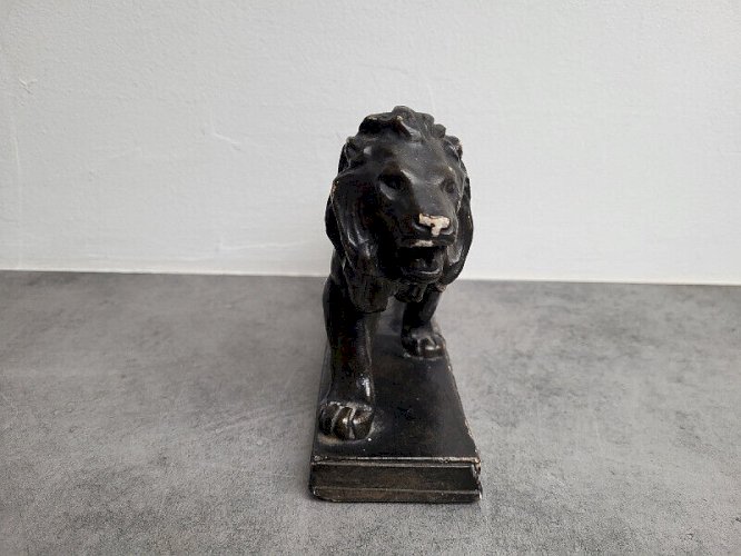 ANCIEN LION EN PLATRE