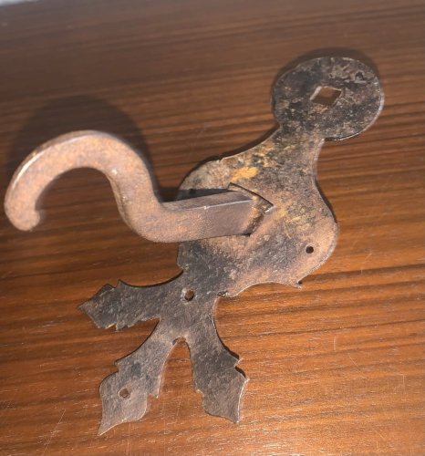 Ancien loquet poucier en fer forgé et chantourné XVIIIe