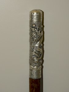 -ANCIEN MANCHE OMBRELLE INDOCHINE BOUT ARGENT REPOUSSE décor DRAGON & Idéogramme