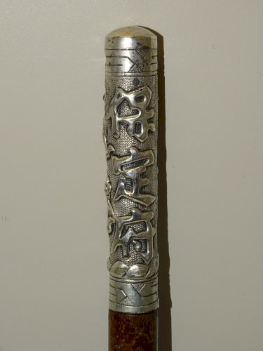 -ANCIEN MANCHE OMBRELLE INDOCHINE BOUT ARGENT REPOUSSE décor DRAGON & Idéogramme