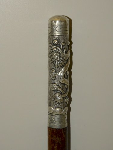 -ANCIEN MANCHE OMBRELLE INDOCHINE BOUT ARGENT REPOUSSE décor DRAGON & Idéogramme