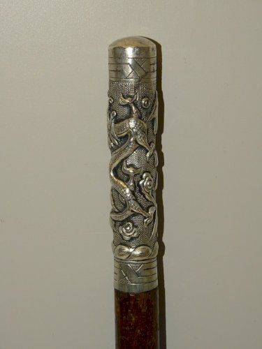 -ANCIEN MANCHE OMBRELLE INDOCHINE BOUT ARGENT REPOUSSE décor DRAGON & Idéogramme