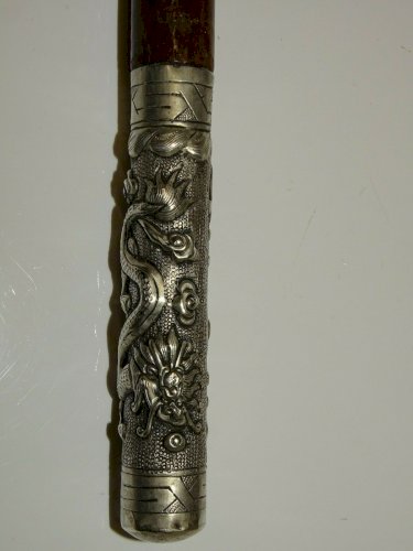 -ANCIEN MANCHE OMBRELLE INDOCHINE BOUT ARGENT REPOUSSE décor DRAGON & Idéogramme