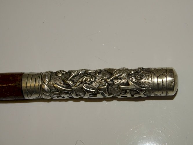 -ANCIEN MANCHE OMBRELLE INDOCHINE BOUT ARGENT REPOUSSE décor DRAGON & Idéogramme
