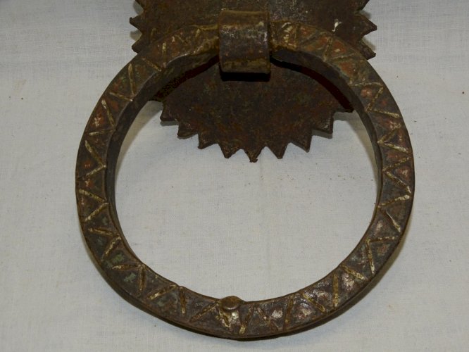 - ANCIEN MARTEAU HEURTOIR DE PORTE en FER FORGE AFRIQUE DU NORD DECO   D