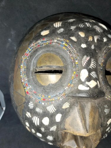 ancien masque africain  en bois et plaque de laiton en bon etat