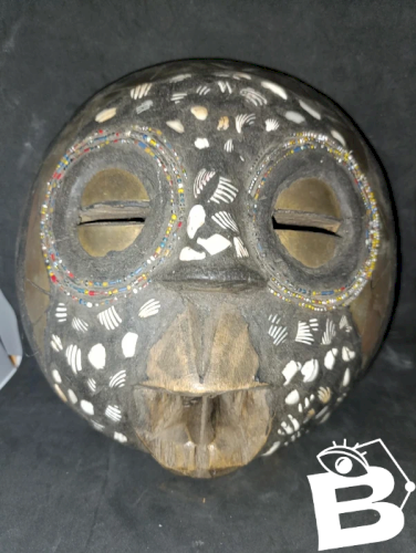 ancien masque africain  en bois et plaque de laiton en bon etat