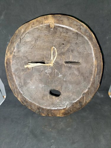 ancien masque africain  en bois et plaque de laiton en bon etat