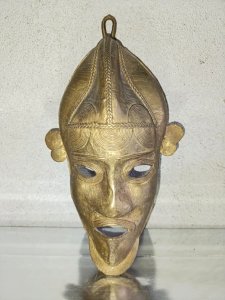 ancien Masque tribal artisanal en Bronze dorigin africain en bon etat