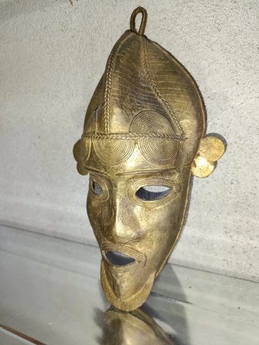 ancien Masque tribal artisanal en Bronze dorigin africain en bon etat