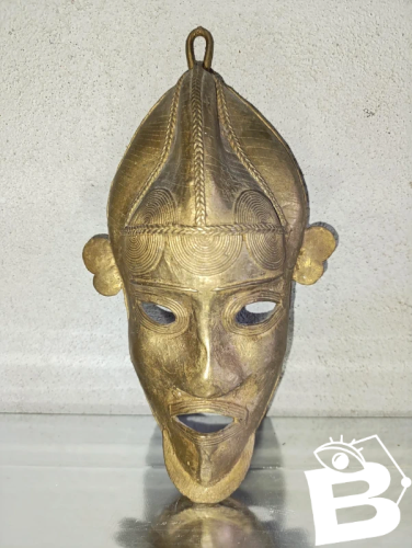 ancien Masque tribal artisanal en Bronze dorigin africain en bon etat
