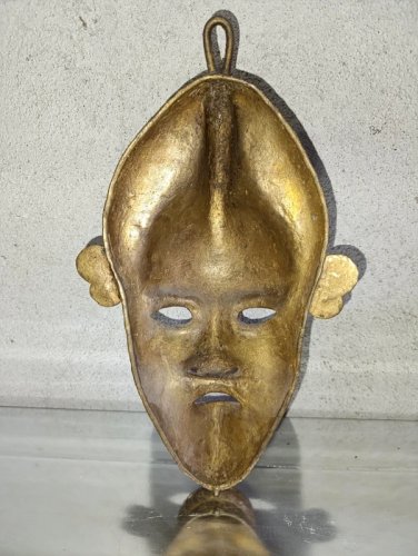 ancien Masque tribal artisanal en Bronze dorigin africain en bon etat