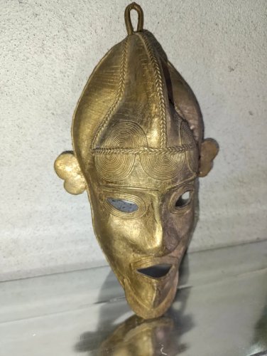 ancien Masque tribal artisanal en Bronze dorigin africain en bon etat