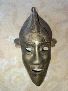 ancien Masque tribal artisanal en Bronze dorigine africain en bon etat