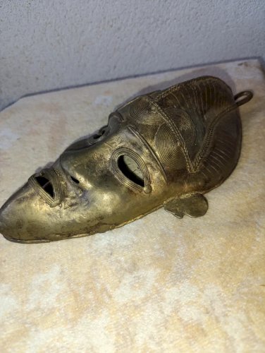 ancien Masque tribal artisanal en Bronze dorigine africain en bon etat