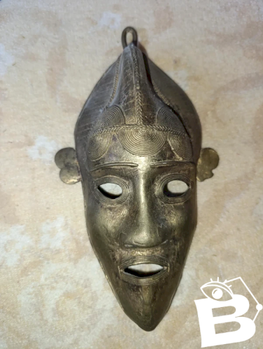 ancien Masque tribal artisanal en Bronze dorigine africain en bon etat
