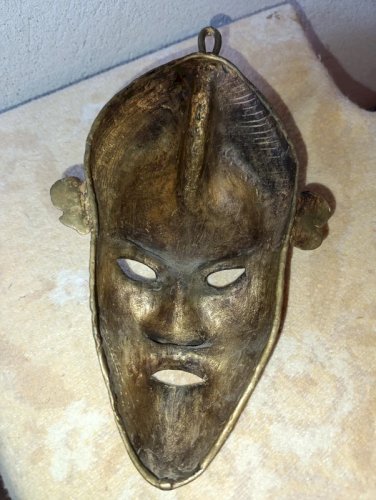 ancien Masque tribal artisanal en Bronze dorigine africain en bon etat
