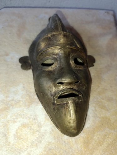 ancien Masque tribal artisanal en Bronze dorigine africain en bon etat