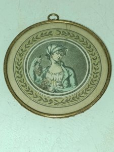 ancien medaillon 19eme siecle ? en bon etat general mais verre cassé*