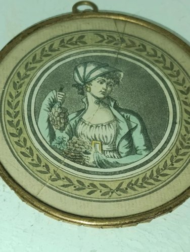 ancien medaillon 19eme siecle ? en bon etat general mais verre cassé*
