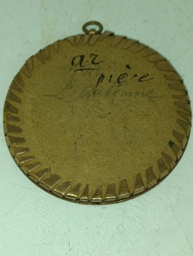 ancien medaillon 19eme siecle ? en bon etat general mais verre cassé*