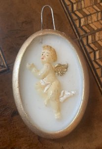 ancien médaillon  mural pendentif à l'angelot en cire peinte