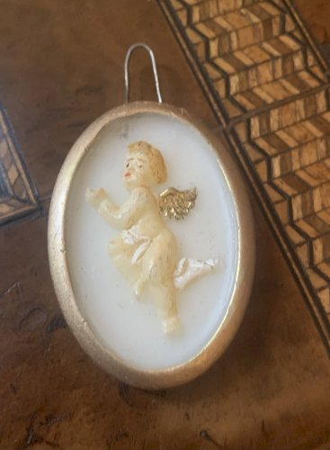 ancien médaillon  mural pendentif à l'angelot en cire peinte