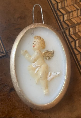 ancien médaillon  mural pendentif à l'angelot en cire peinte