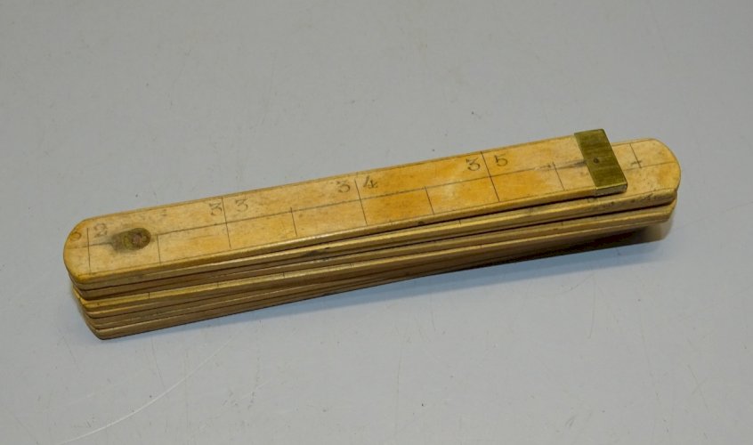 -ANCIEN METRE EN BOIS COLLECTION OUTILS ANCIENS VITRINE     D