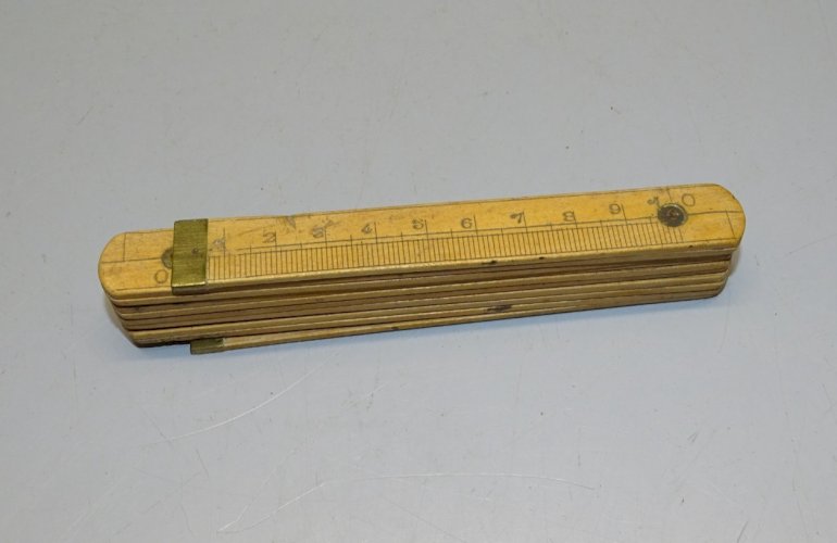 -ANCIEN METRE EN BOIS COLLECTION OUTILS ANCIENS VITRINE     D