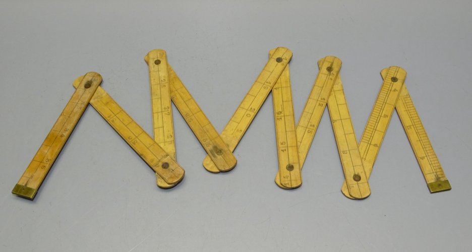 -ANCIEN METRE EN BOIS COLLECTION OUTILS ANCIENS VITRINE     D