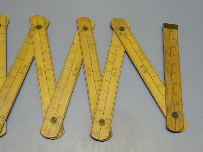 -ANCIEN METRE EN BOIS COLLECTION OUTILS ANCIENS VITRINE     D