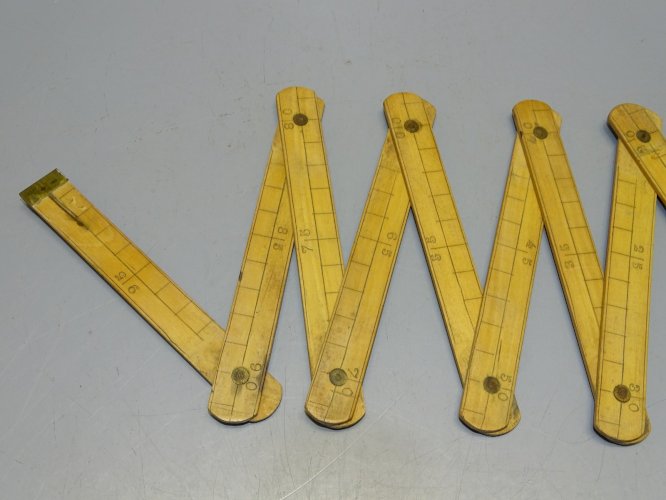 -ANCIEN METRE EN BOIS COLLECTION OUTILS ANCIENS VITRINE     D