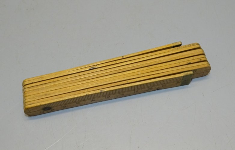-ANCIEN METRE EN BOIS COLLECTION OUTILS ANCIENS VITRINE     D