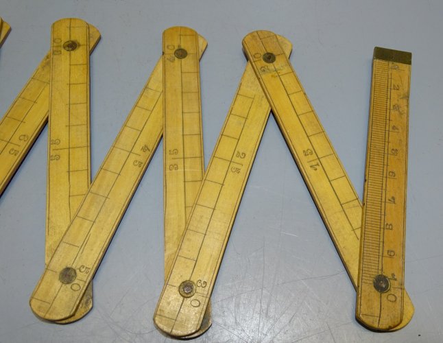 -ANCIEN METRE EN BOIS COLLECTION OUTILS ANCIENS VITRINE     D