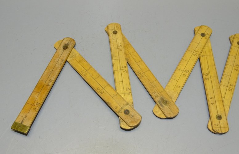-ANCIEN METRE EN BOIS COLLECTION OUTILS ANCIENS VITRINE     D