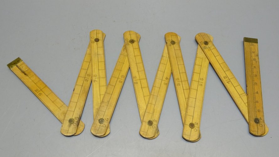 -ANCIEN METRE EN BOIS COLLECTION OUTILS ANCIENS VITRINE     D