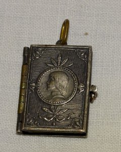 - ANCIENT PENDANT MINI BOOK IMAGES OF JOAN OF ARC SILVER METAL COLLECTION D