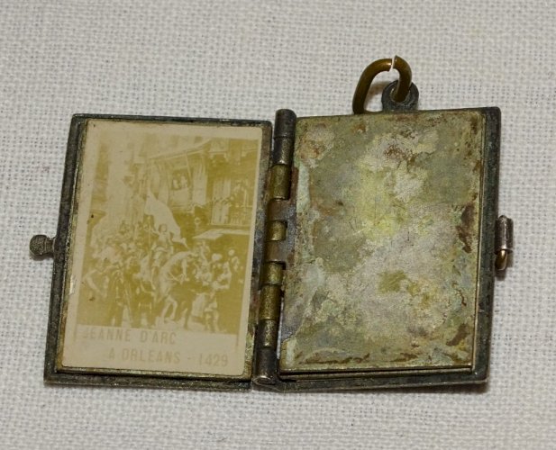 -ANCIEN MINI LIVRE PENDENTIF IMAGES JEANNE D'ARC METAL ARGENTE COLLECTION   D